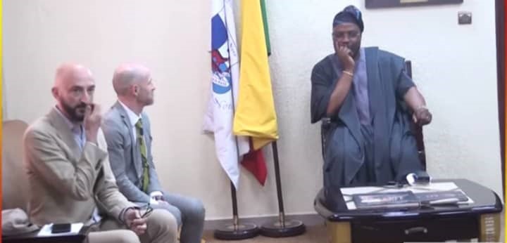 Audience à la mairie de Porto-Novo*  *Lionel BRIAND échange avec le maire Charlemagne YANKOTY*