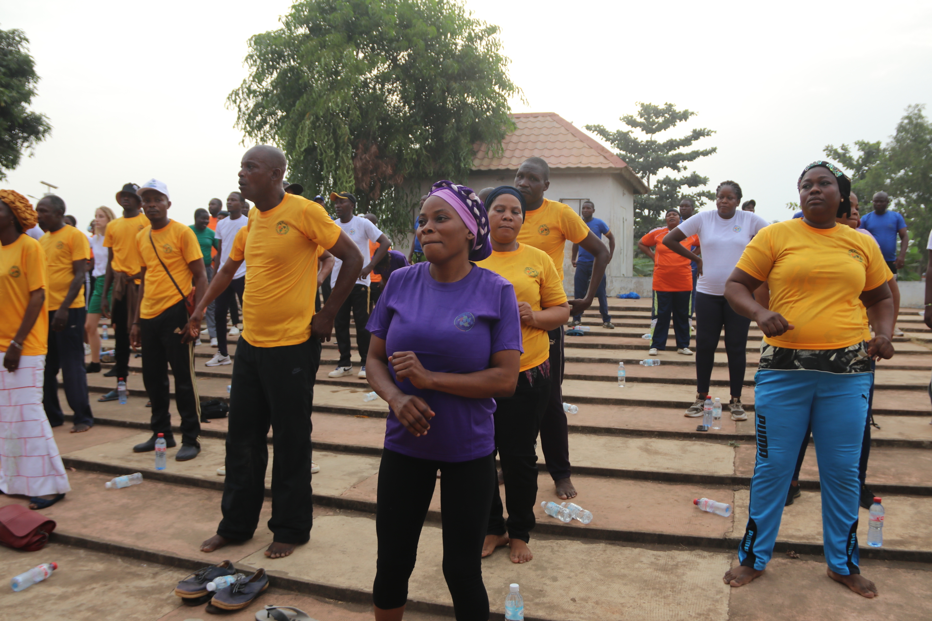 Consolidation des liens à la Mairie de Porto-Novo Team Building en fitness multicolore