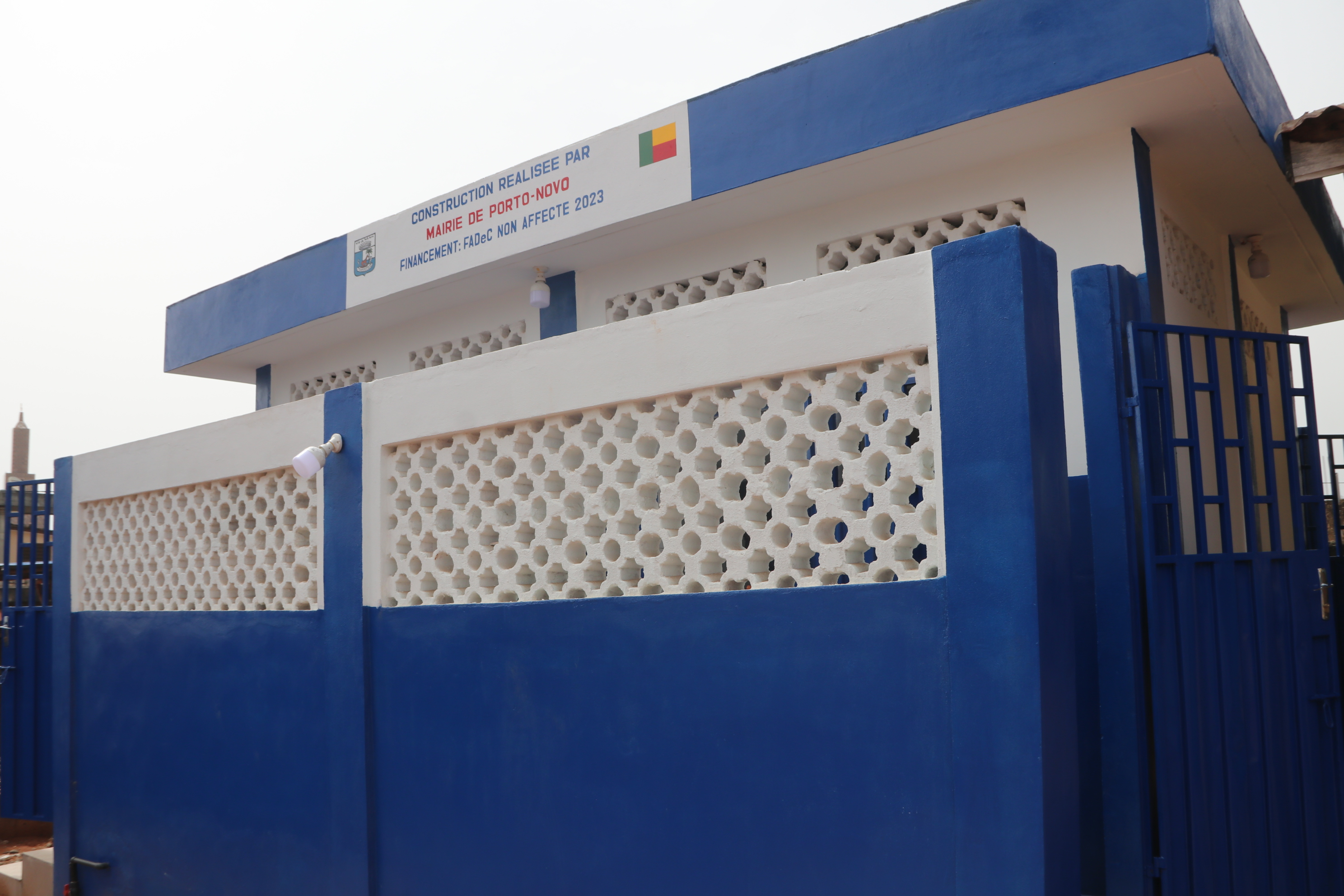 Réception provisoire des ouvrages réalisés dans les marchés de Dondo, Hounsa et Kpétoukpémindé suivie de la remise de site pour les travaux de réfection des salles de classes décoiffées dans 15 écoles primaires et collèges de la ville