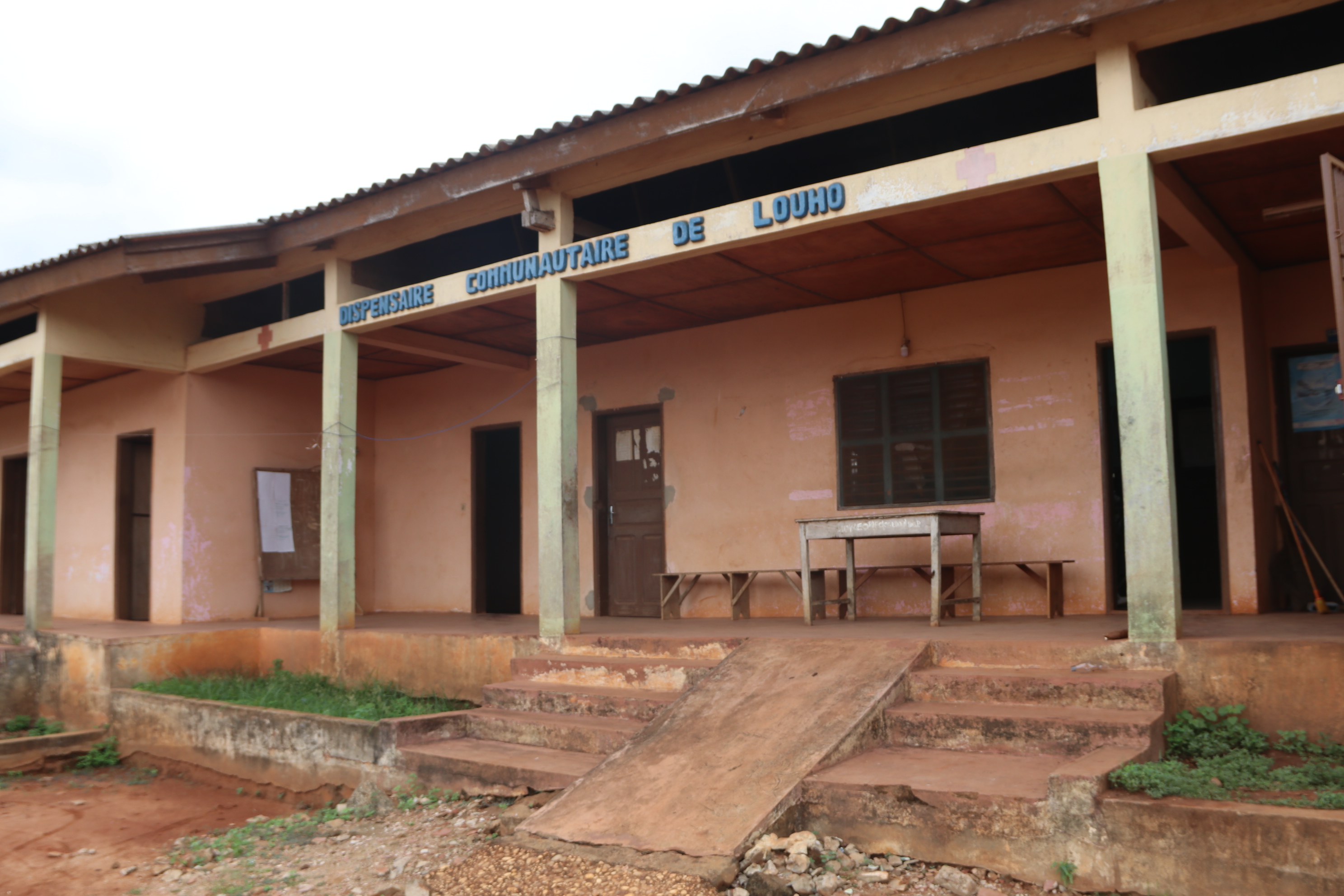 Remise de sites de réfection de salles de classes et de Centres de santé, construction de boutiques dans le marché Kpétoukpémindé, Curage de bassin et entretien d'infrastructures, aux entreprises pour le démarrage des travaux