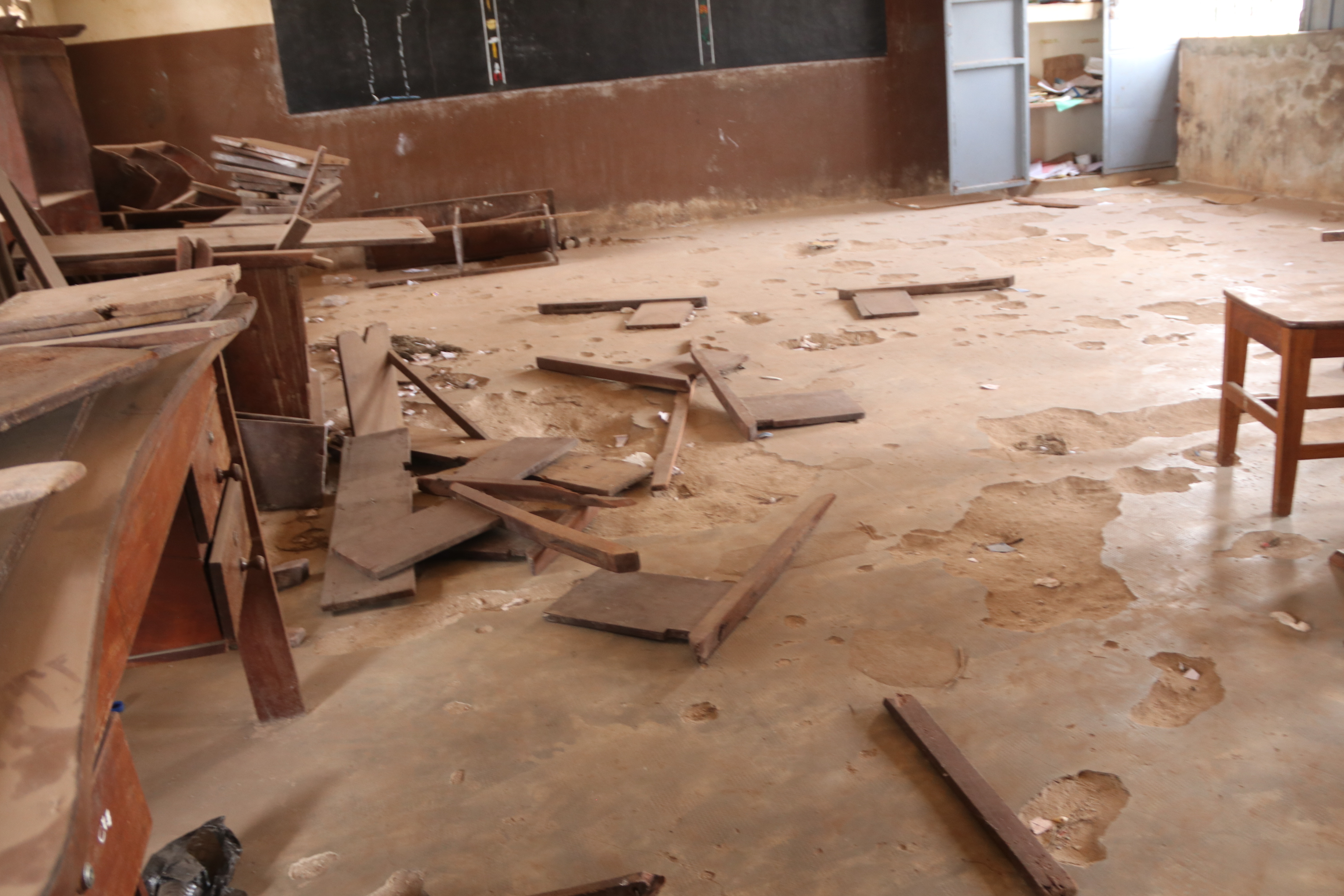 Remise de sites de réfection de salles de classes et de Centres de santé, construction de boutiques dans le marché Kpétoukpémindé, Curage de bassin et entretien d'infrastructures, aux entreprises pour le démarrage des travaux