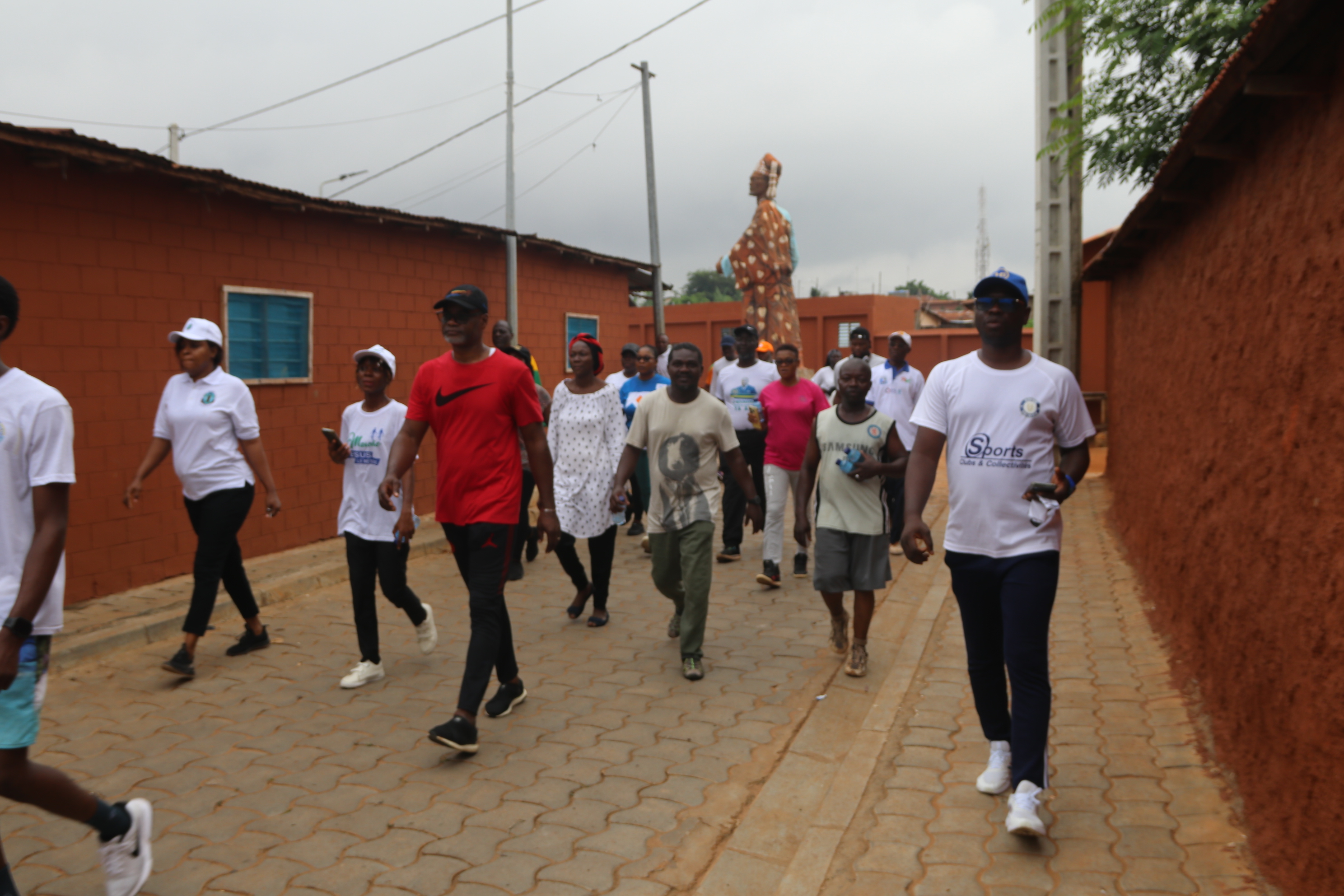 Marche sur la promenade piétonne lagunaire , 2ème activité du Team Building de la Mairie 