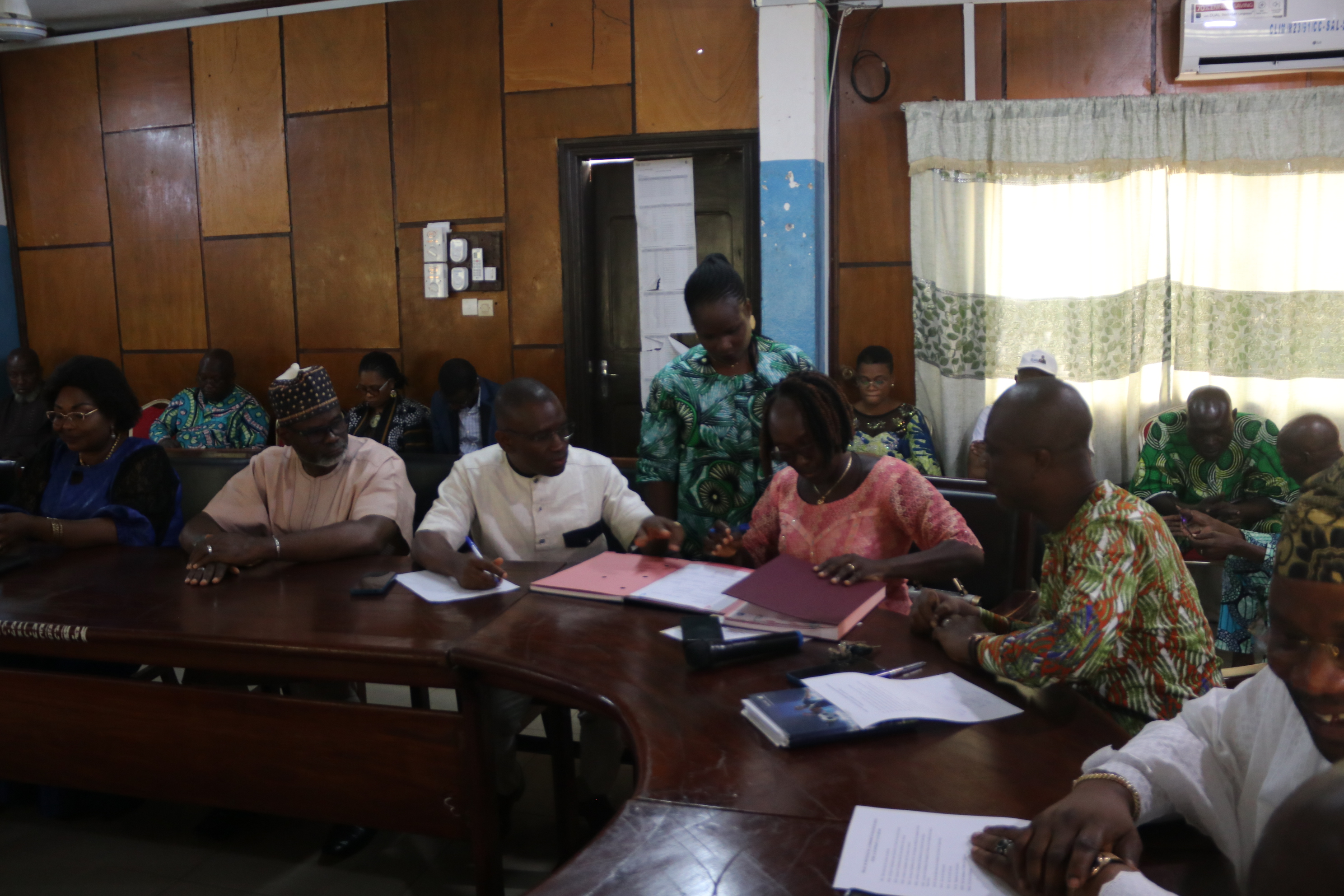 Mairie de Porto-Novo:  Passation de service entre le Secrétaire Exécutif par Intérim et la nouvelle Secrétaire Exécutive