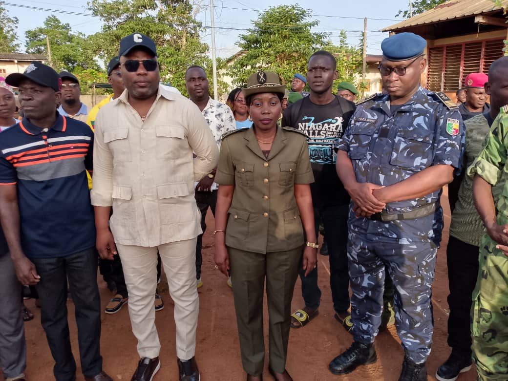 Célébration de la 41ème Journée Nationale de l'Arbre à Porto-Novo Le Maire Charlemagne N.YANKOTY et  Madame le Préfet du Département de l'Ouémé ont sacrifié à la tradition.