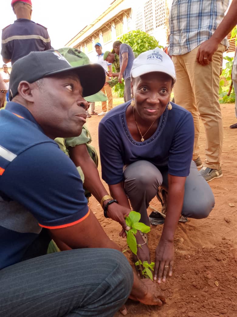Célébration de la 41ème Journée Nationale de l'Arbre à Porto-Novo Le Maire Charlemagne N.YANKOTY et  Madame le Préfet du Département de l'Ouémé ont sacrifié à la tradition.